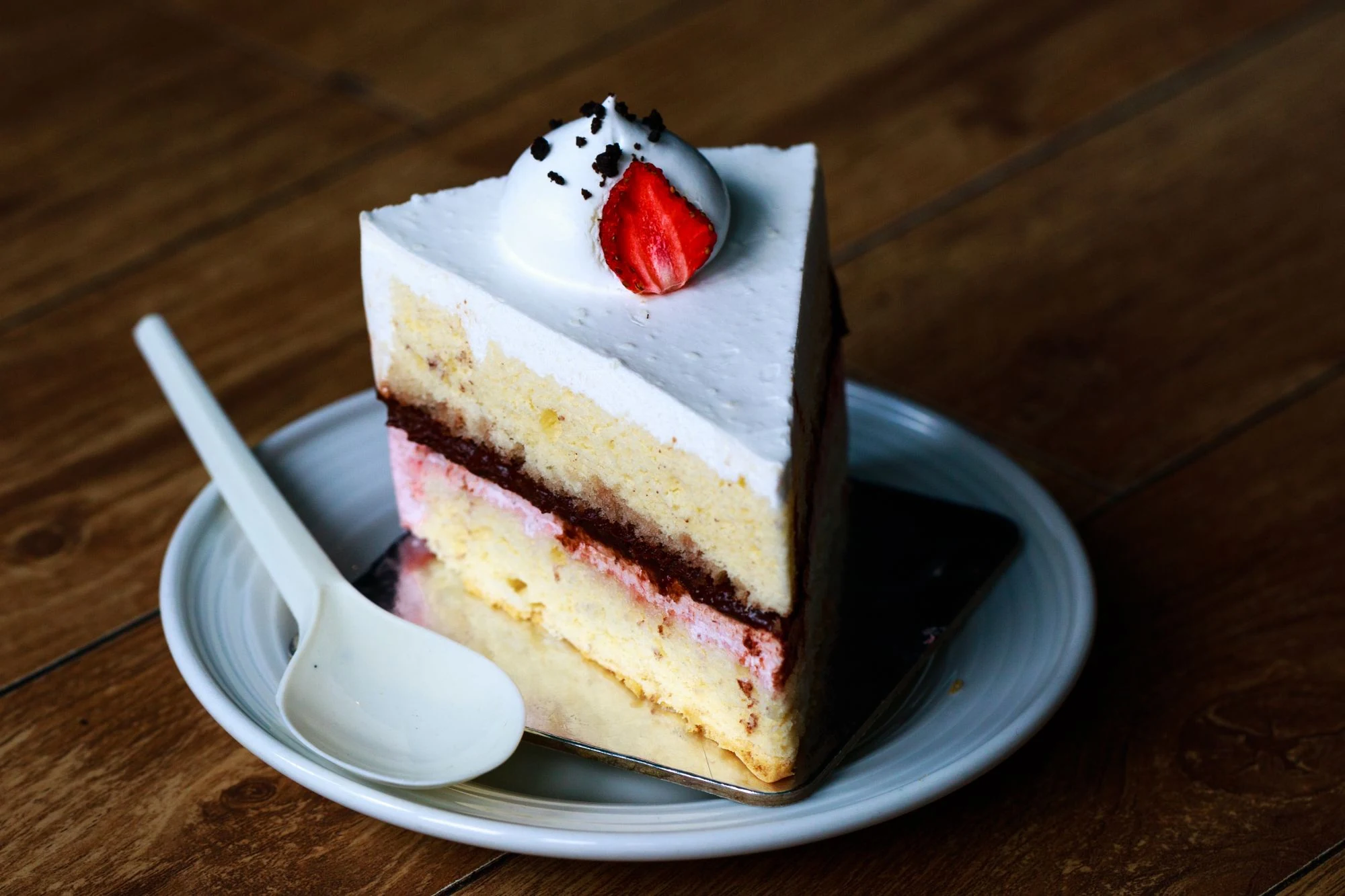 Cream sponge cake with strawberry